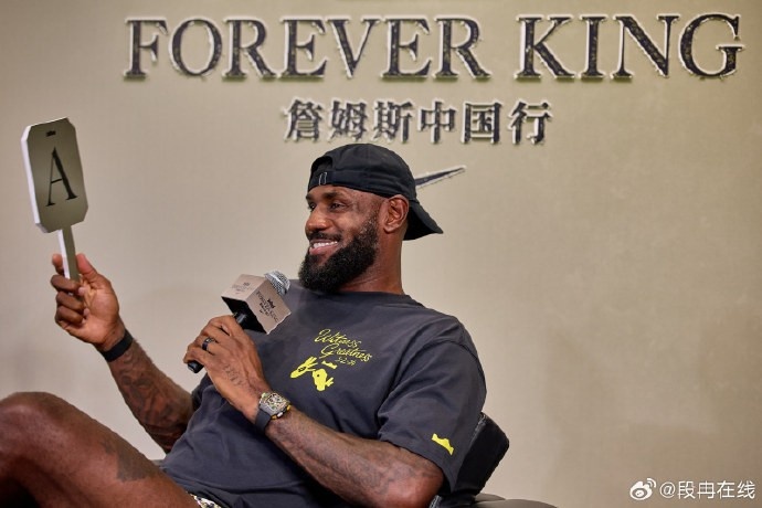媒体人分享詹姆斯中国行现场图：人气巅峰，詹姆斯无愧顶级巨星